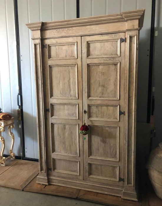 ARMADIO realizzato in legno vecchio. Realizzato in falegnameria con possibilita' di realizzarlo anche su misura e tonalita' scelte dal cliente