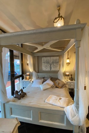 LETTO A BALDACCHINO IN LEGNO VECCHIO