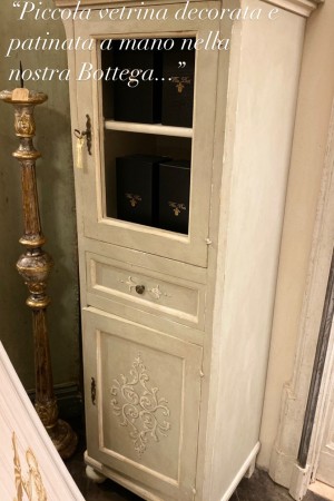 Vetrina in legno decorata in patina antica