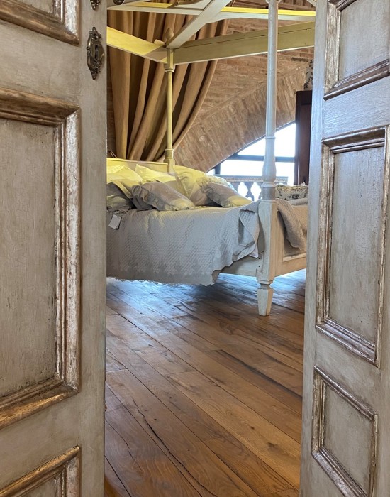 LETTO A BALDACCHINO REALIZZATO SU MISURA IN LEGNO VECCHIO E PORTE ANTICATE