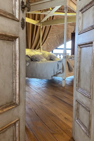 LETTO A BALDACCHINO REALIZZATO SU MISURA IN LEGNO VECCHIO E PORTE ANTICATE
