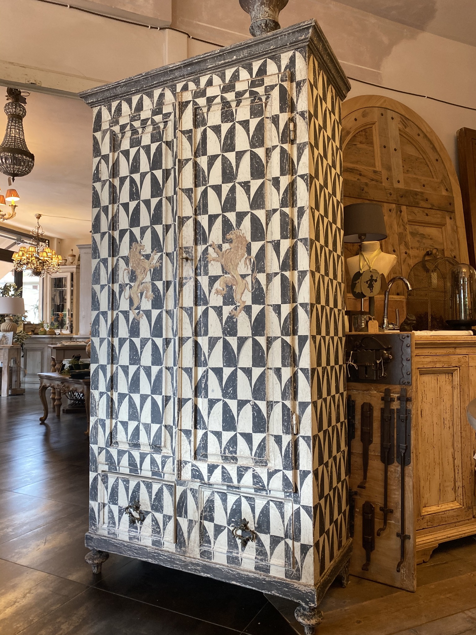 Armadio decorato con finitura 