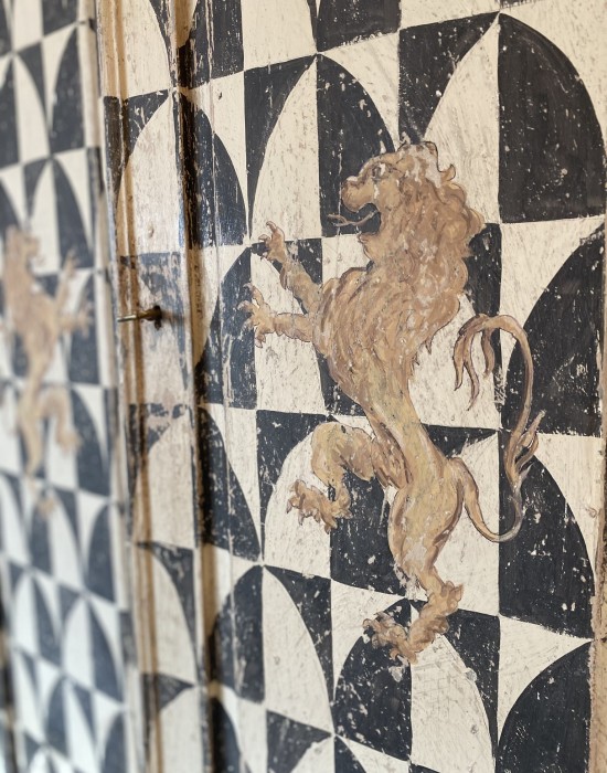 Armadio decorato con finitura 