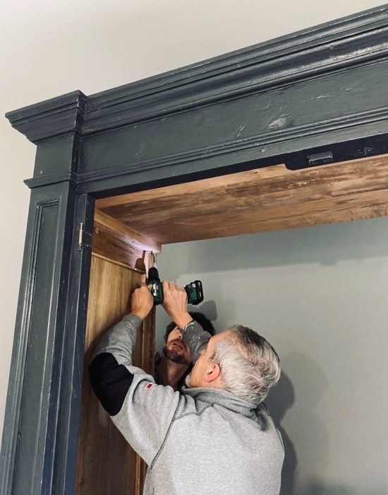 ARMADIO realizzato in pioppo antico e Decorazione a mano nella nostra Bottega