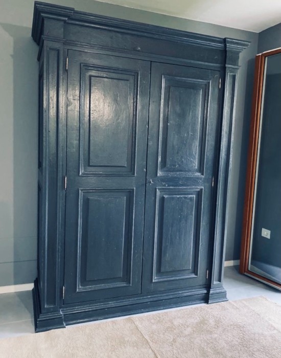 ARMADIO realizzato in pioppo antico e Decorazione a mano nella nostra Bottega